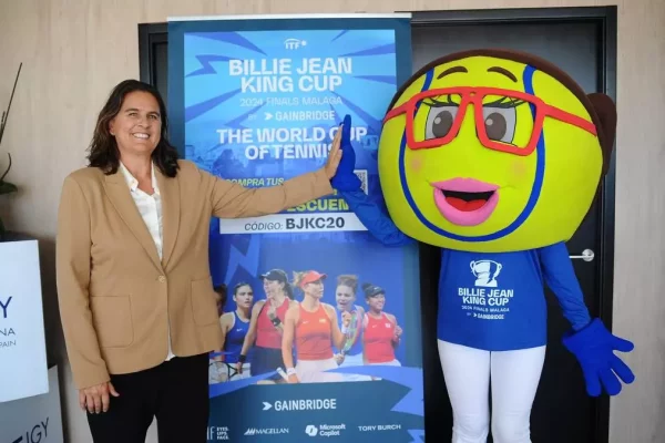 Conchita Martínez, with the mascot of the event.