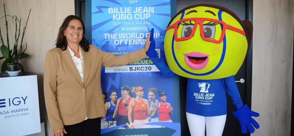 Conchita Martínez, with the mascot of the event.