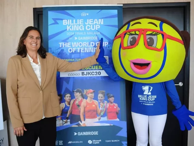 Conchita Martínez, with the mascot of the event.